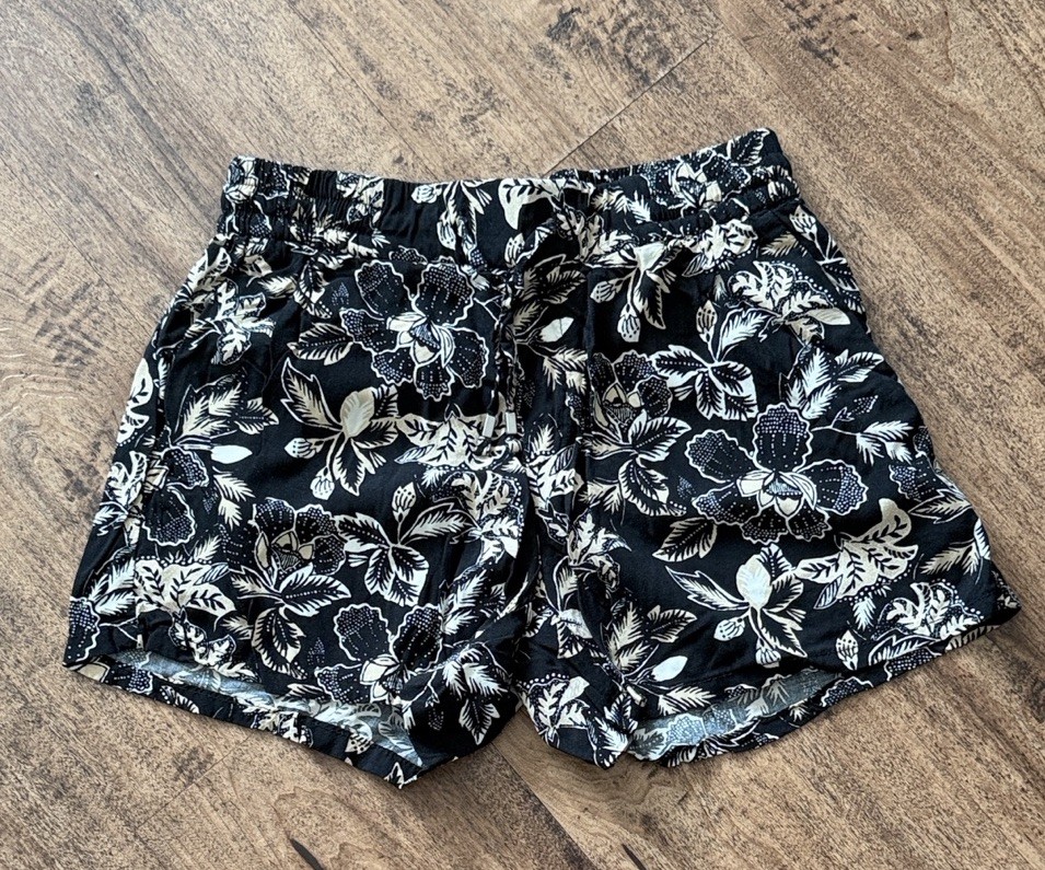 Womans Old navy size S small Pull On shorts with Pockets Black And Beige