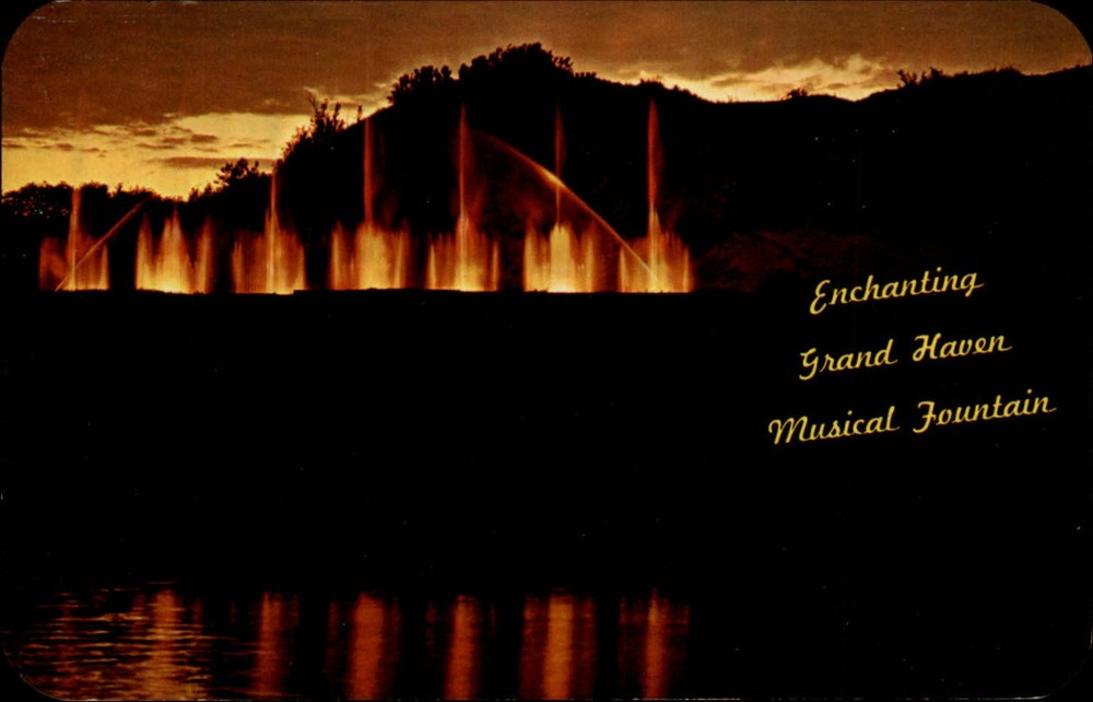 Grand Haven Michigan Musical Fountain vintage postcard s771