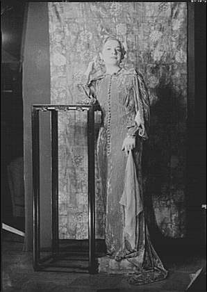 Photo:Giddens,Philip,Mrs,portrait photograph,women,Arnold Genthe,1935