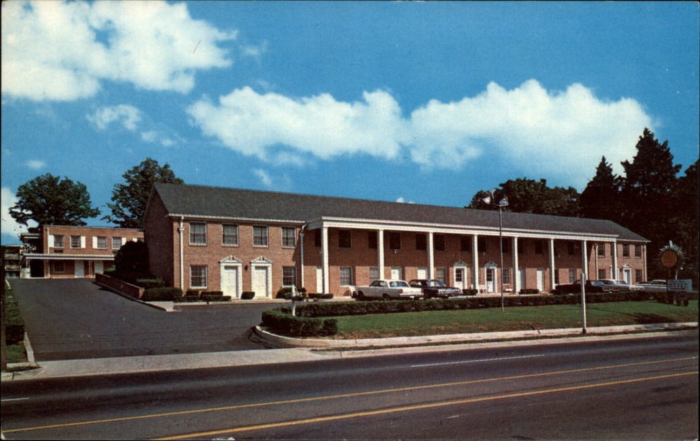 Falls Church Virginia Village House Motor Hotel 1960-70s cars vintage postcard