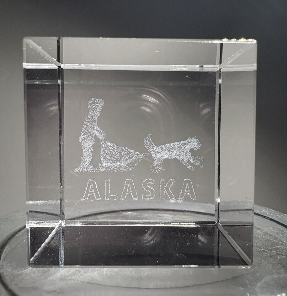 ALASKA SLED DOGS 3D Etched Glass Cube 1.5