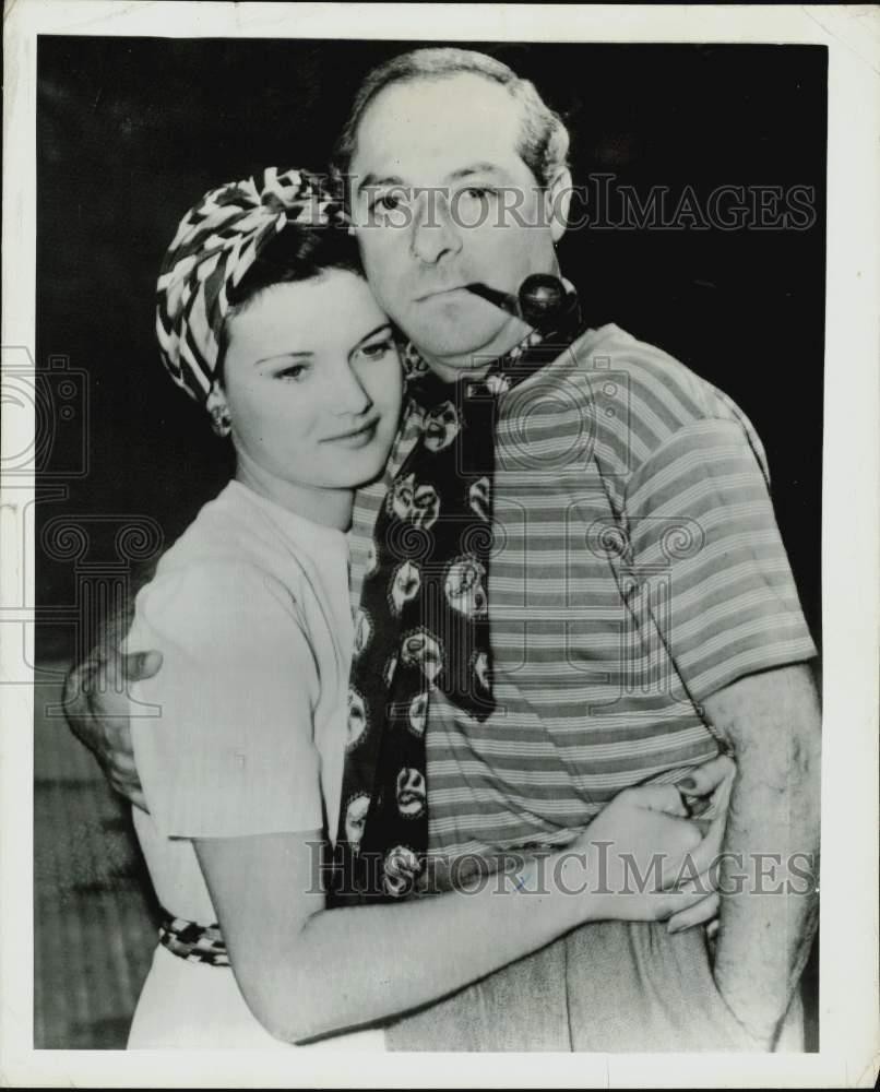 1940 Press Photo Comedian George Jessel and wife Lois at California home