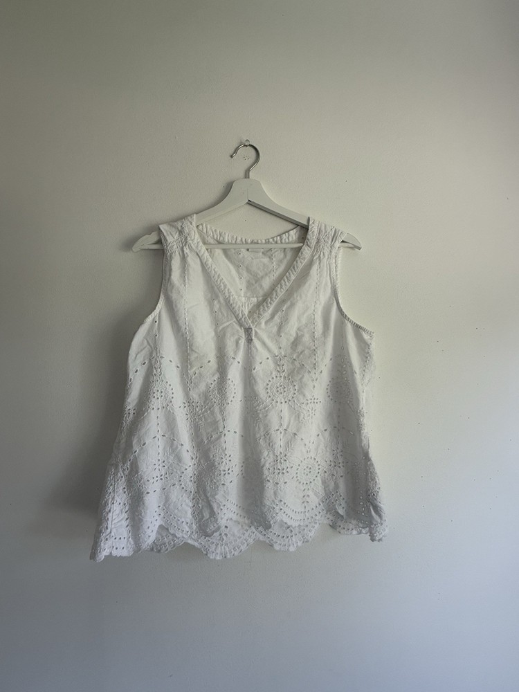 GAP White Eyelet Sleeveless Top M 100% Cotton Embroidered Scallop Hem Blouse