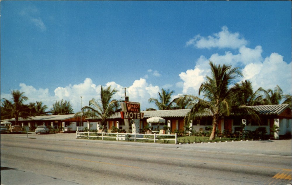 Wagon Wheel Motel Hollywood Florida vintage postcard I528