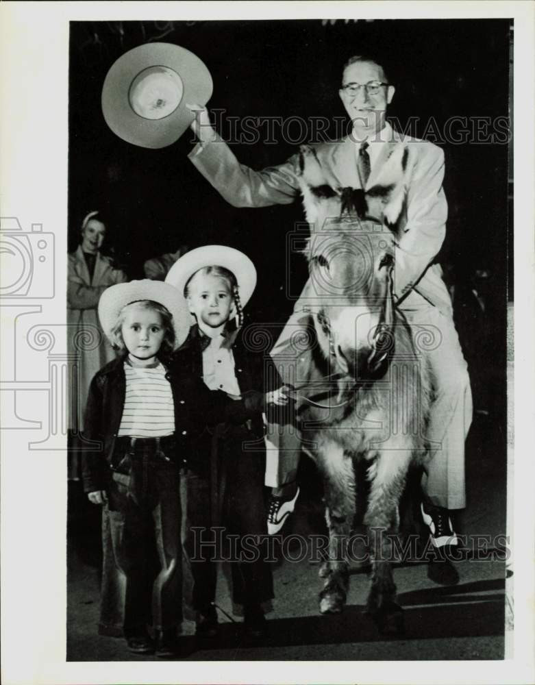 1952 Press Photo Sen. Estes Kefauver rides donkey at Democratic convention, CO