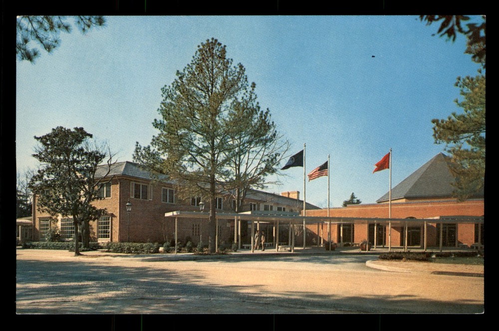 Williamsburg Lodge Virginia Front View Flags Unp Postcard