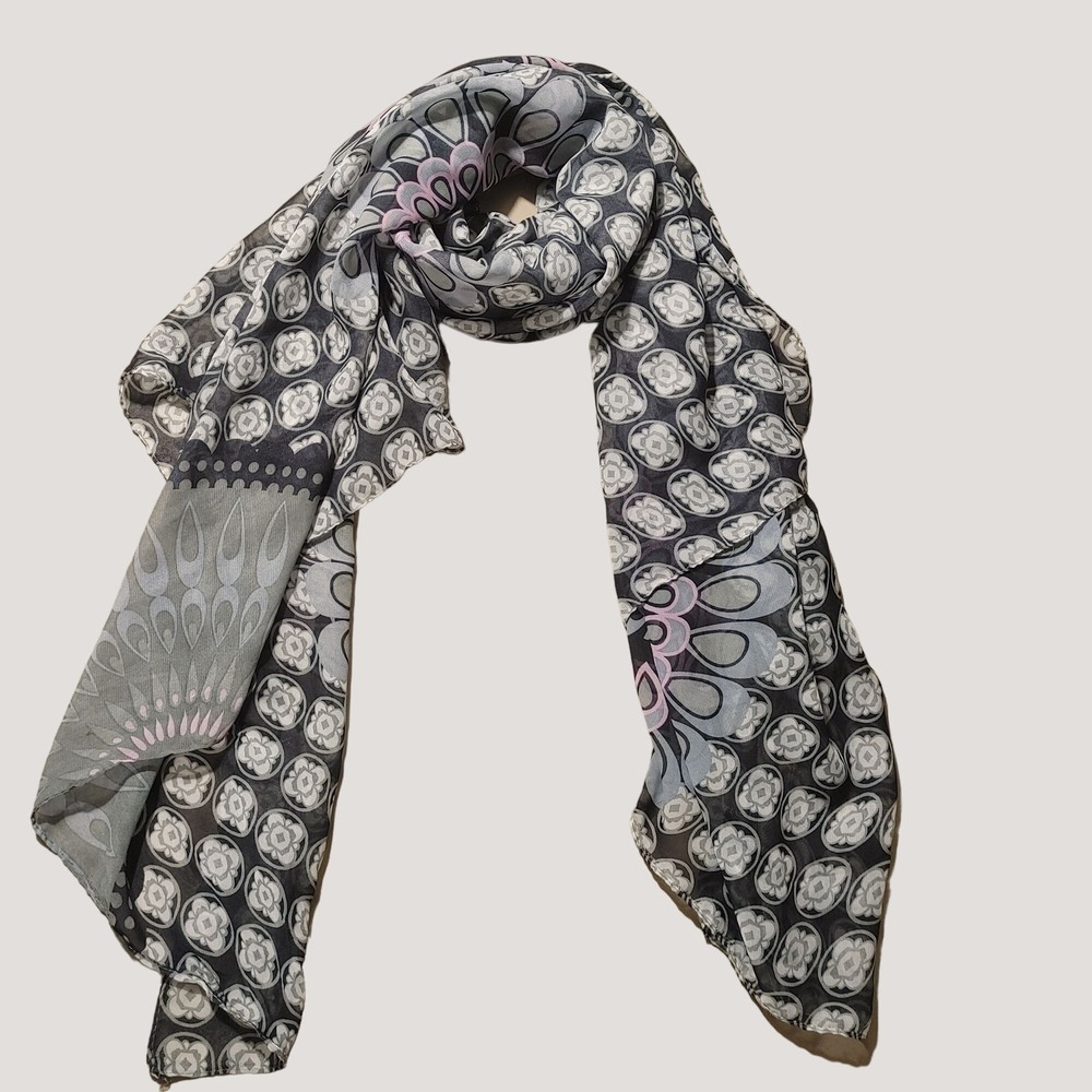 Abstract Lightweight Women’s Scarf with Geometric Design and Soft Pastel Accents-image