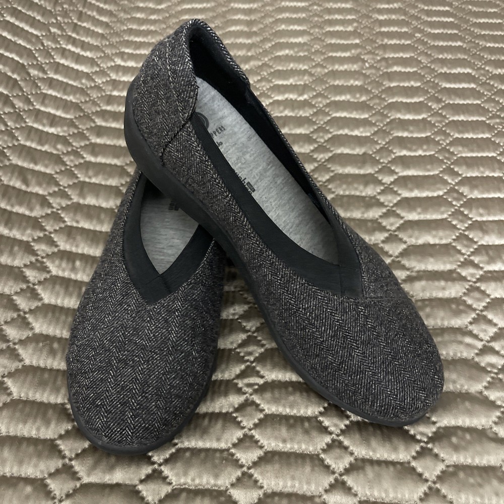 Clarks Cloudsteppers Women's Size 7 slip on shoe.  Gray tweed.  excellent cond