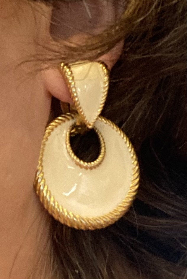 VINTAGE GOLD TONE IVORY ENAMEL LARGE DANGLING CIRCLES CLIP-ON EARRINGS 2 in 1