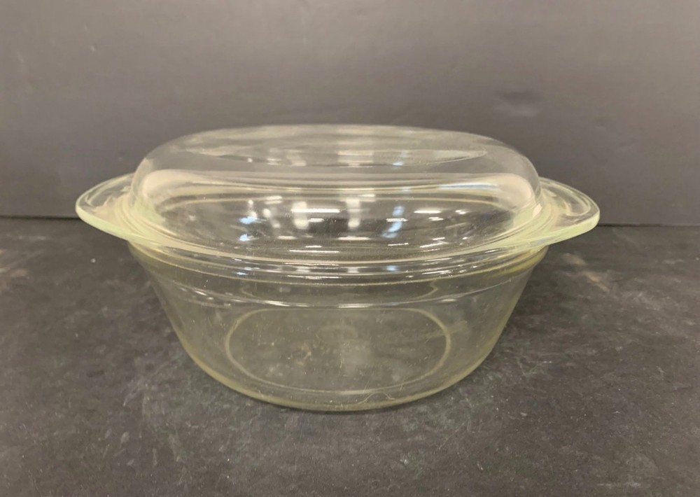 vintage pyrex casserole dish with lid 8”