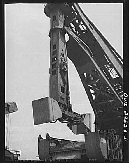 Photo:Cleveland Ohio Lake Freighter Unloading Hulett Ore Unloader 1900s