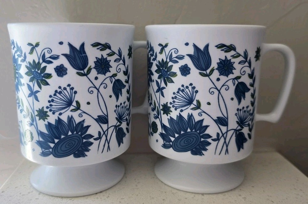 Set of 2 Vintage Melamine Footed Coffee Mugs Blue Floral Retro