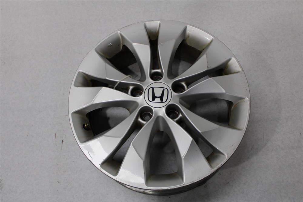 Used Wheel fits: 2014 Honda Cr-v 17x6-1/2 alloy 10 spoke lug nut aligned with na