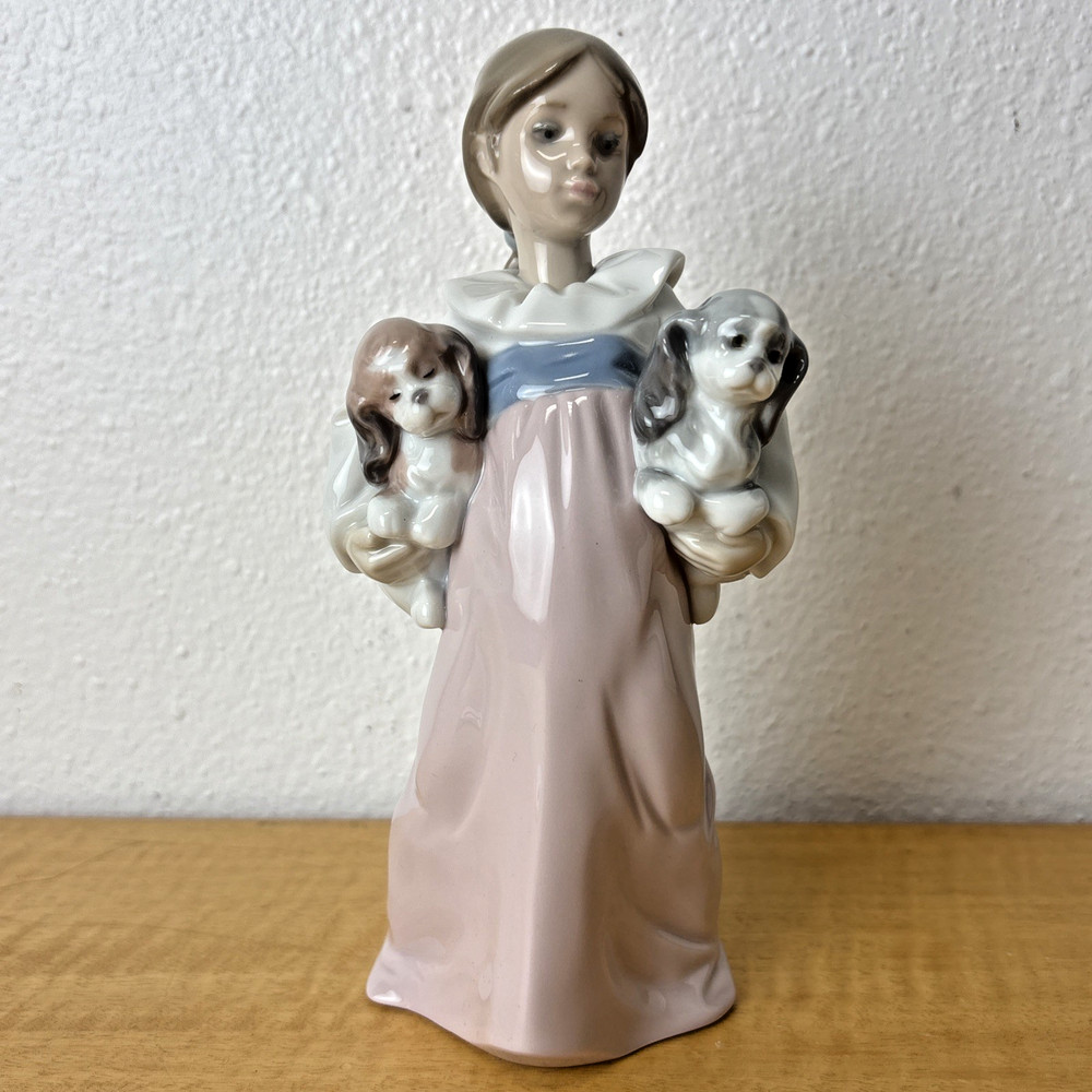 LLADRO ARMS FULL OF LOVE 6419 Figurine