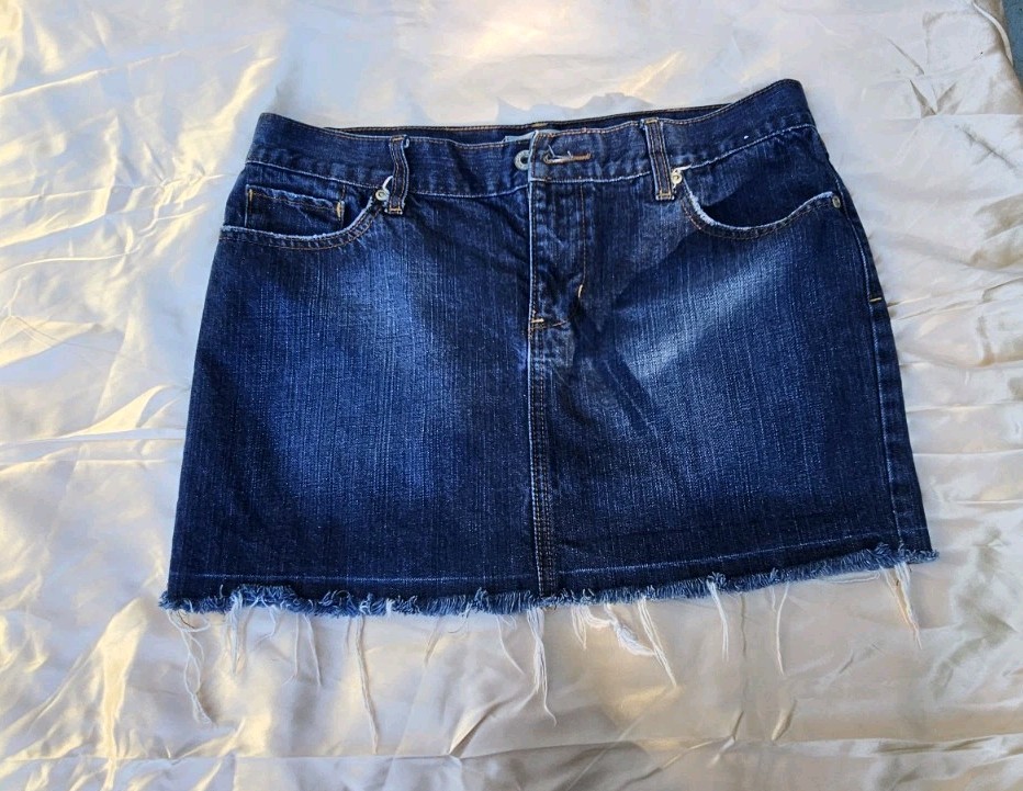 Y2k Super Low Rise Denim Skirt Old Navy Womens sz 6 Dark Blue Frayed