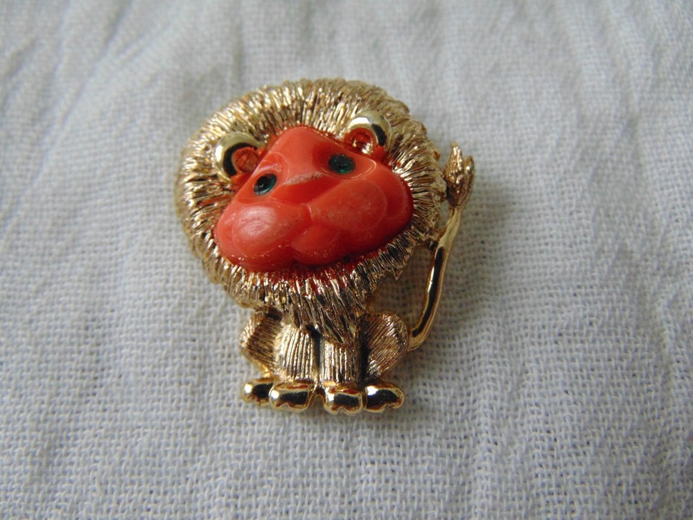 vintage Hattie Carnegie? orange plastic faced Lion brooch green crystal eyes