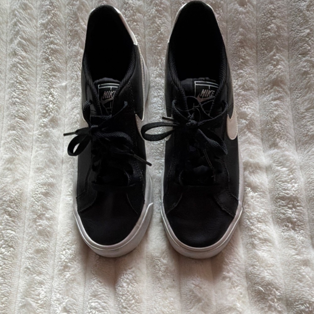 Nike Black White Leather Low Top Sneakers Lace Up Rubber Outsole