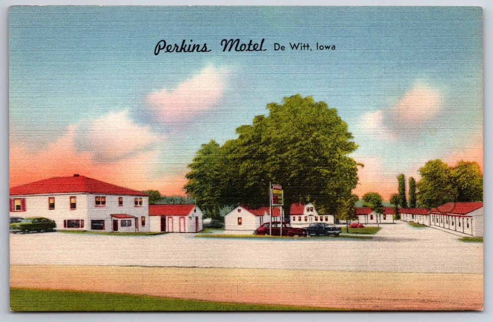 De Witt Iowa~Perkins Motel Entrance Roadside View~LL Cook Vintage Linen Postcard