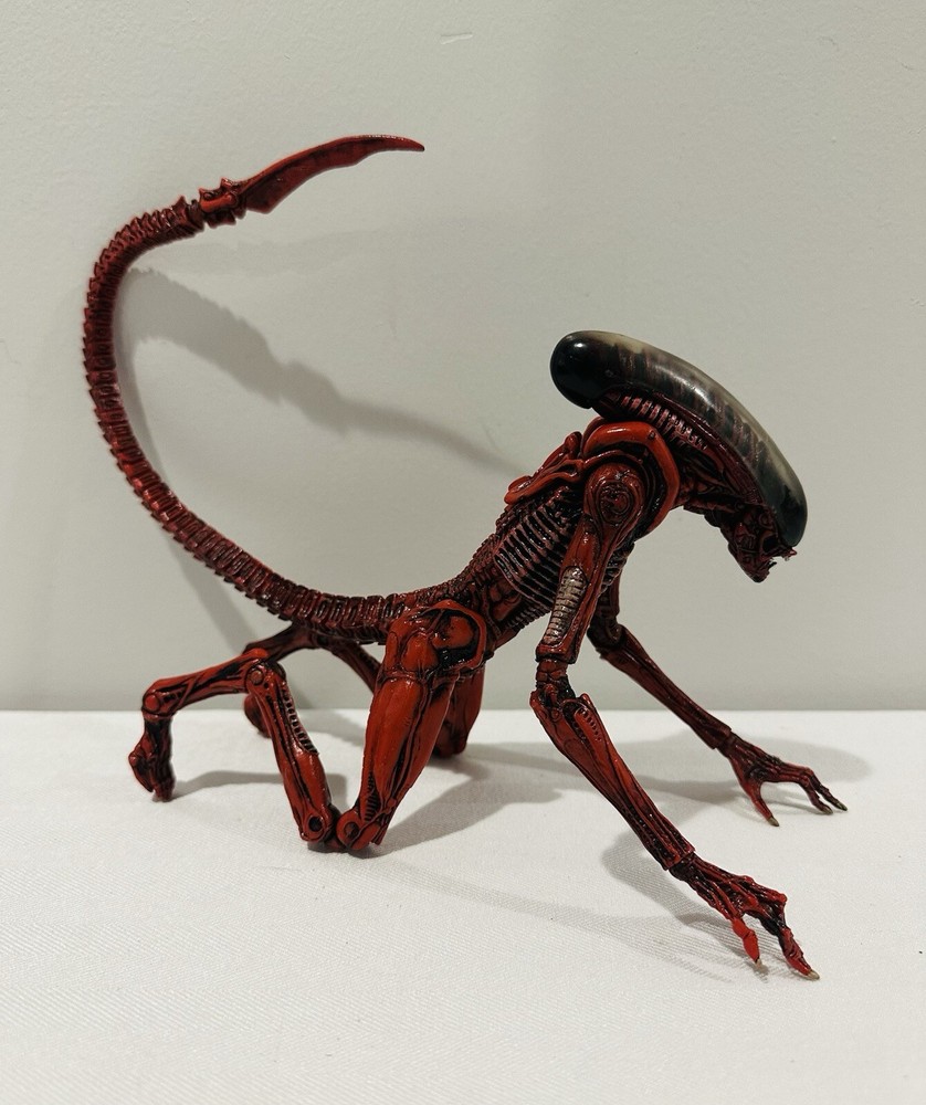 NECA ALIENS GENOCIDE  Red Dog Xenomorph 9” Toys R Us Exclusive - RARE