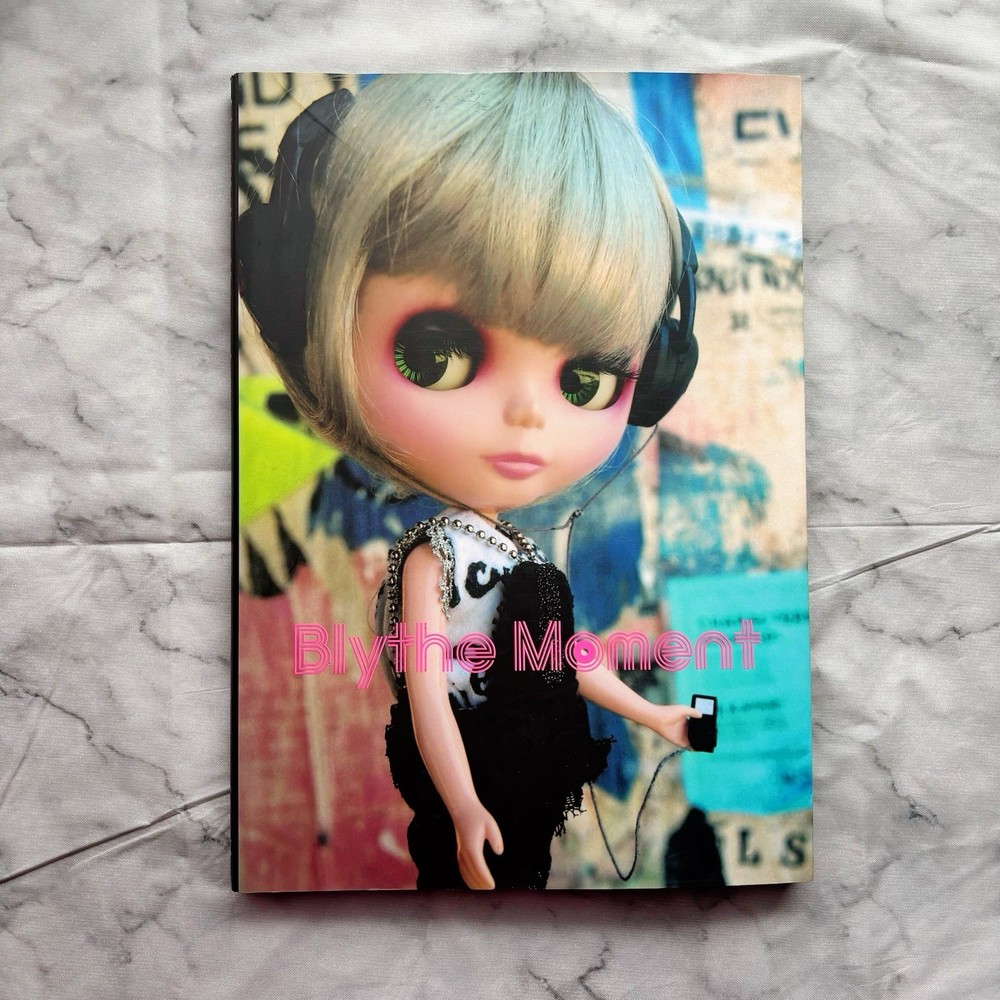 Blythe moment Dolls Fashion Photograph 1st Edition Japan Photo Art Book 2006