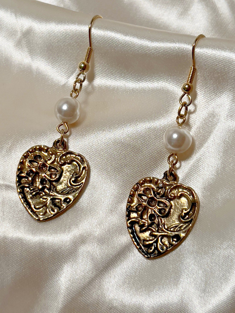 Vintage-Style Gold Tone Heart Dangle Earrings – Faux Pearl Accent & Floral