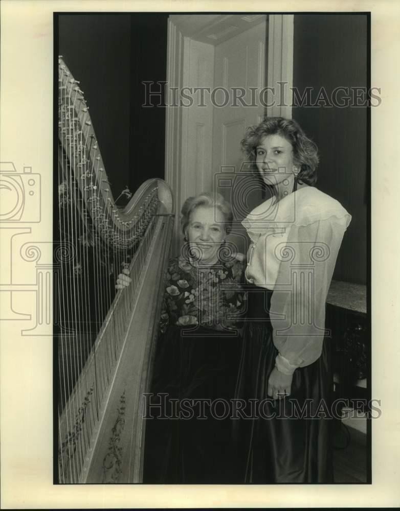 1990 Press Photo Madeleine Merrihew, Laura Howard at a Debutante Party