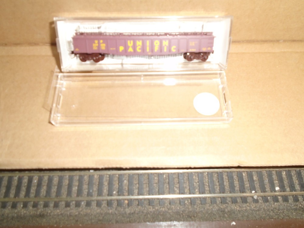 Micro Trains #106020 50' Steel Gondola With Low Cover - Union Pacific #229606 N