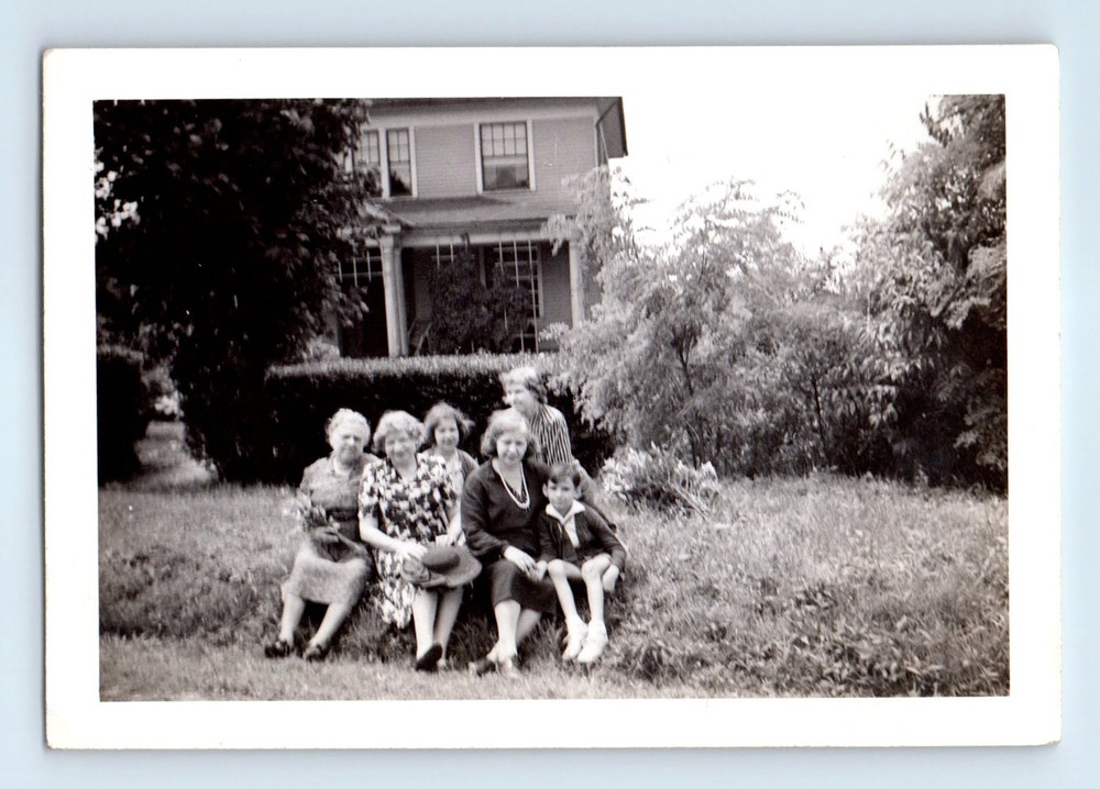 Old Vintage Photo MAN WOMEN BOY AND GIRL OUTSIDE HOUSE FOUND PHOTOGRAPH