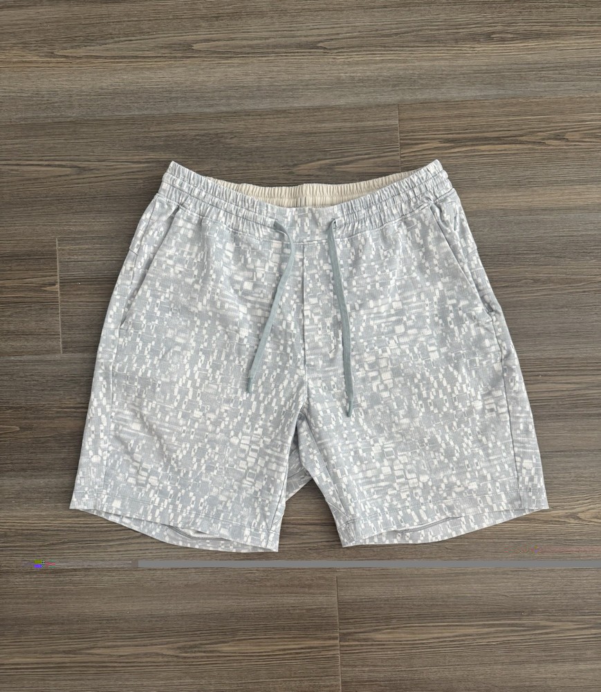 Lululemon Men’s Athletic Shorts Grey and White Digital Camo Size Large 7”