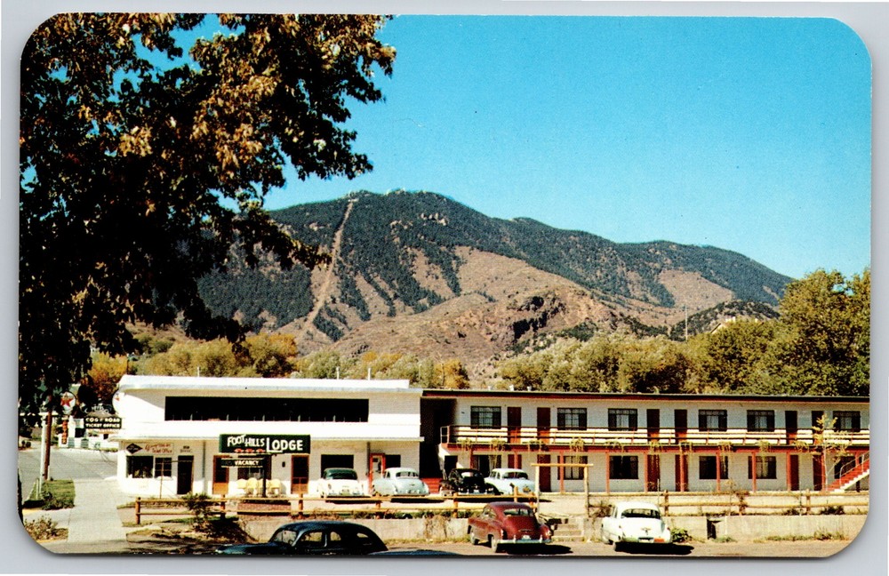 Roadside~Manitou Springs Colorado~Foothills Lodge @ Pikes Peak~Vintage Postcard