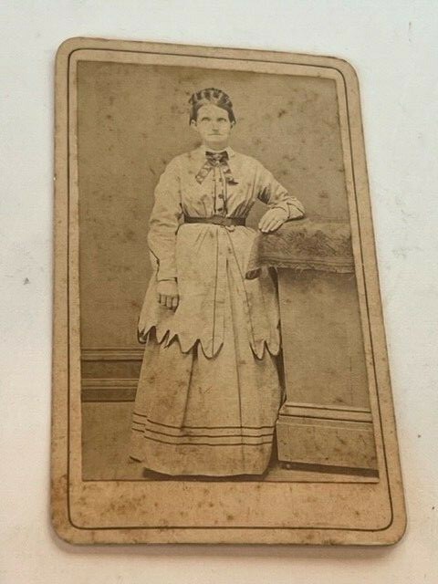 Foto de gabinete antiguo retrato efímero embrujado espeluznante siglo 1900 abuela muerta EE. UU.-image