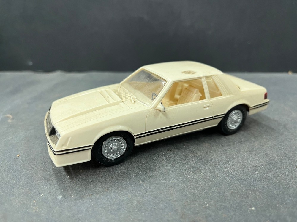 C16 Ford Mustang LX vintage built car model 1/32 McM.