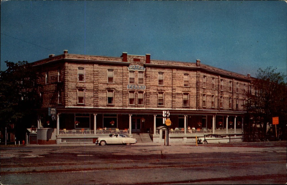 Hotel Perry Petoskey Michigan vintage postcard s005