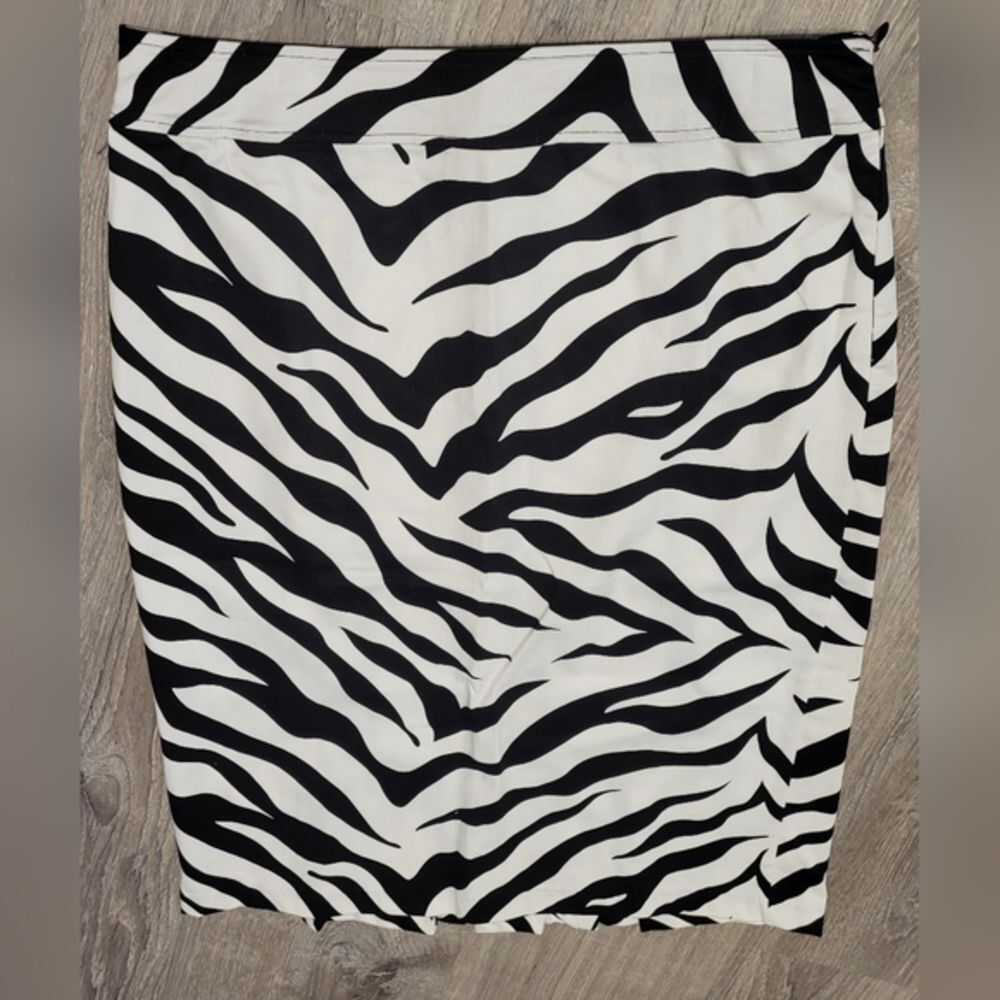 Sunny Leigh Zebra Animal Type Print Pleated Back Hem Stretch Mindi Skirt Size 6