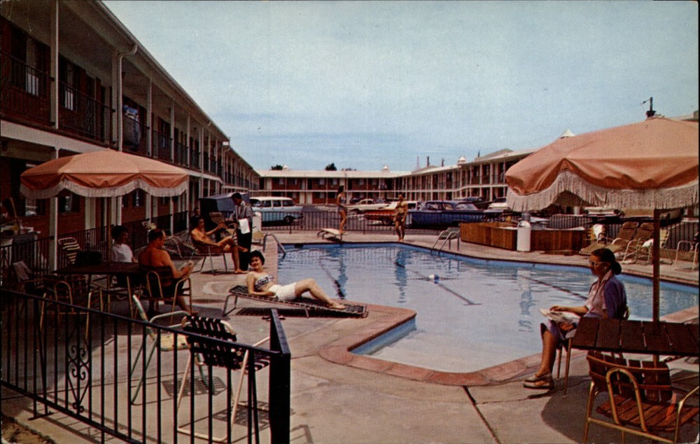 New Mexico Albuquerque Ramada Inn 1950s cars Route 66 pool ~ postcard sku423