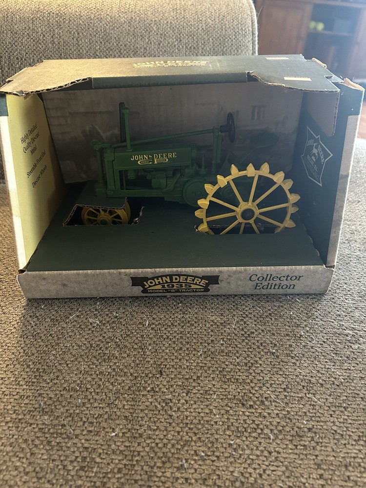 1/16 Scale John Deere 1935 Model B Tractor Diecast by Ertl 1996 NRFB