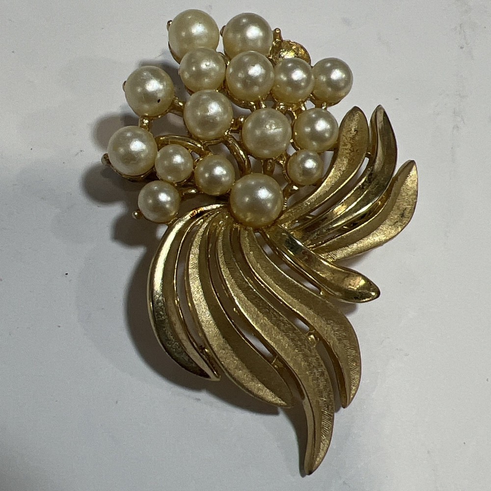 Vintage Crown TRIFARI Brooch Pin Gold Tone with Faux Pearl / Leaf