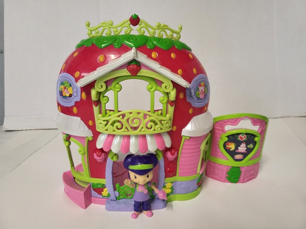 MINT CONDITION Strawberry Shortcake Bitty Berry Market Playset 2010 & 1 Doll