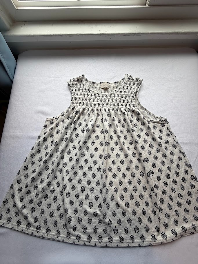 Women's smocked sleeveless blouse perfect for any summer occasion - Size XL