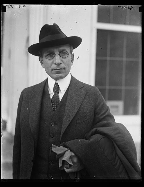 Photo:Washington D.C. White House Man in Hat 1920s Portrait