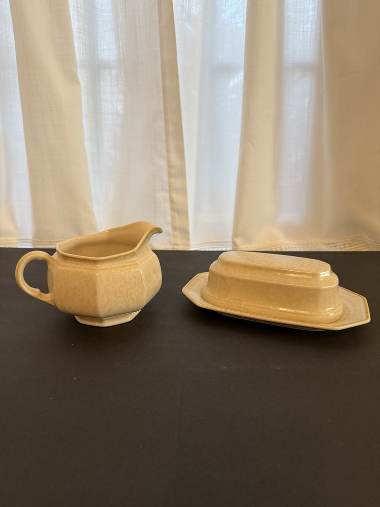 Mikasa Avante Ivory FE 900 Covered Butter Dish And Gravy Boat Japan