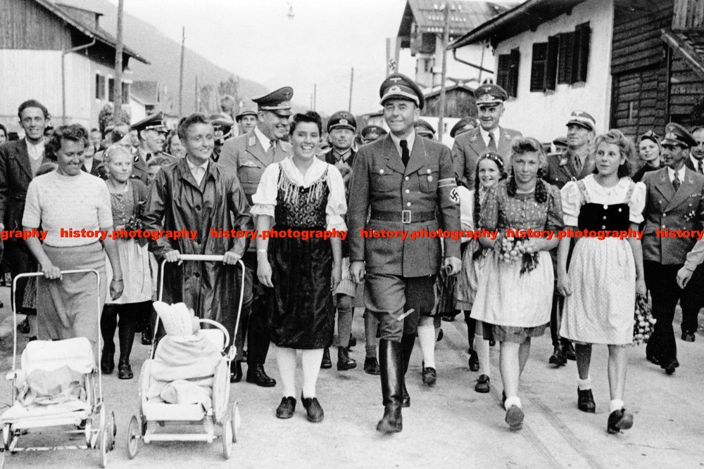 F019378 Albert Speer Heinz Guderian Franz Hofer Visited a vacation village Seefe