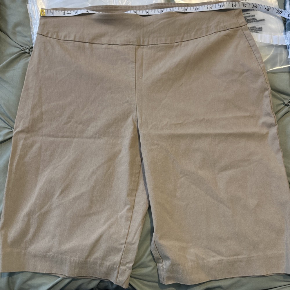 Attyre Shorts Size 14 Women’s Style 1245472 Stretch Fit #327