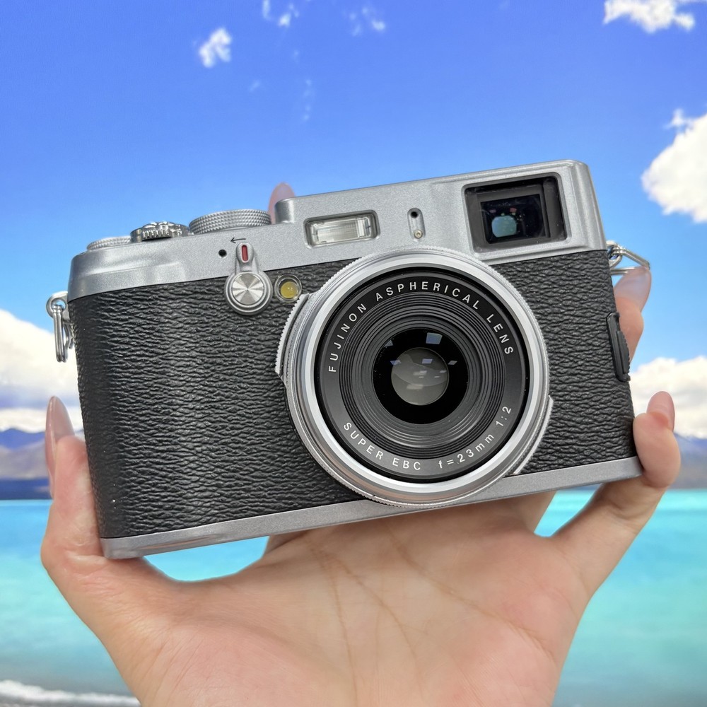 Fujifilm X100 12.3MP APS-C CMOS EXR 4x Optical Zoom Digital Camera - 90%New