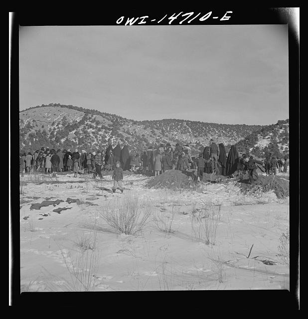 Photo:Trampas New Mexico 1943 Spanish-American Village Crowd in Snow