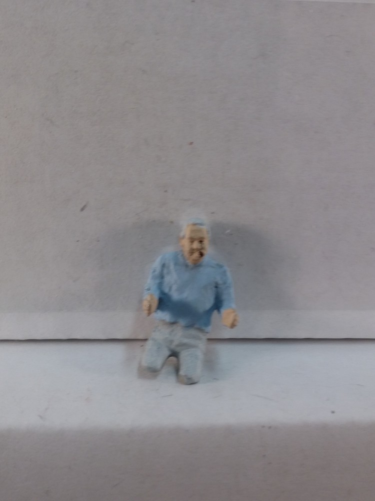 Arttista #1362 - Pickup Driver / Man Sitting - O Scale Figure - Model Trains NEW