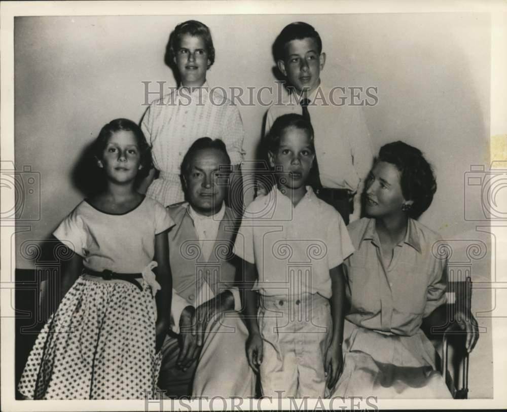 1954 Press Photo Bob Hope With His Wife, Dolores And Their Children In Hollywood