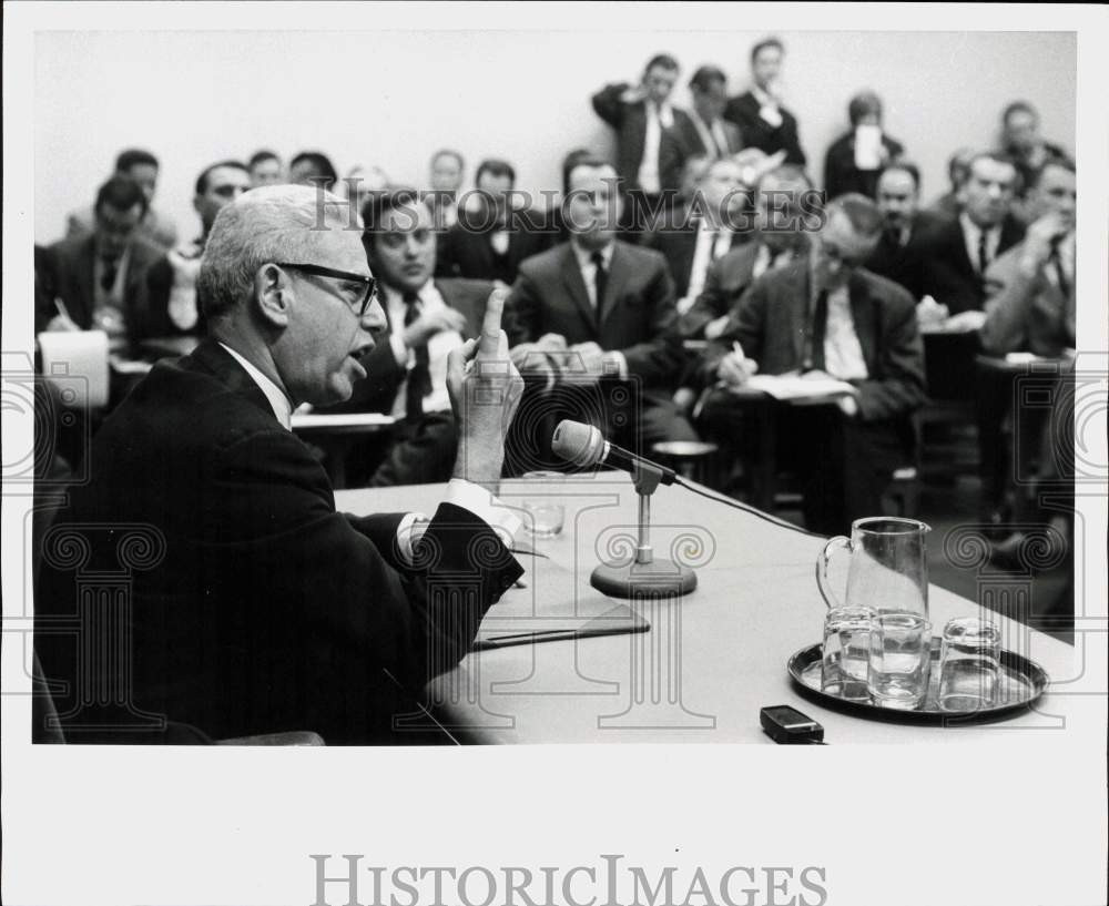 1966 Press Photo Ambassador Arthur Goldberg speaks to press at New York