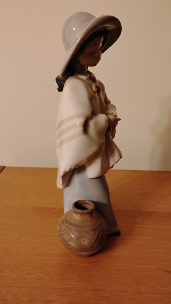 LLADRO Porcelain Girl Figurine w/ Hat & Pot/Vase, Spain 1975, Glossy
