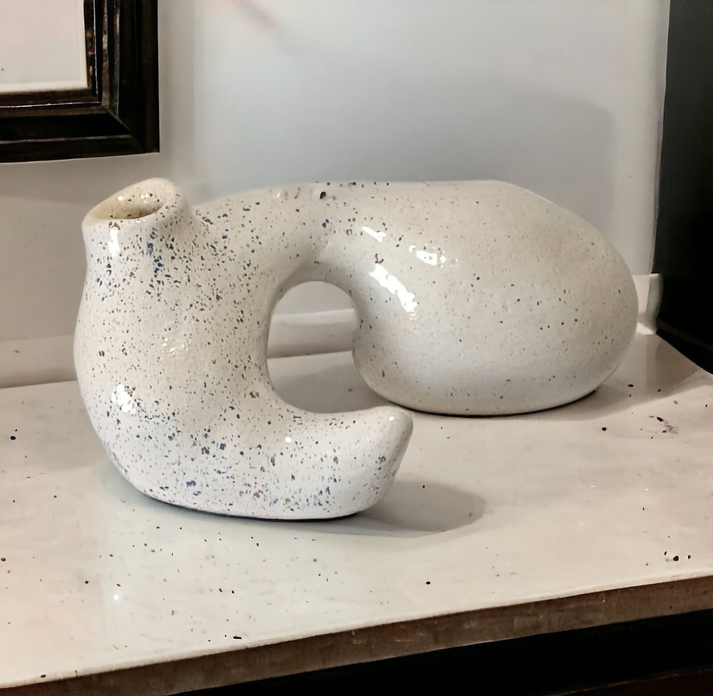 Abstract minimalist ikebana vase with female figure sculpture decor-image